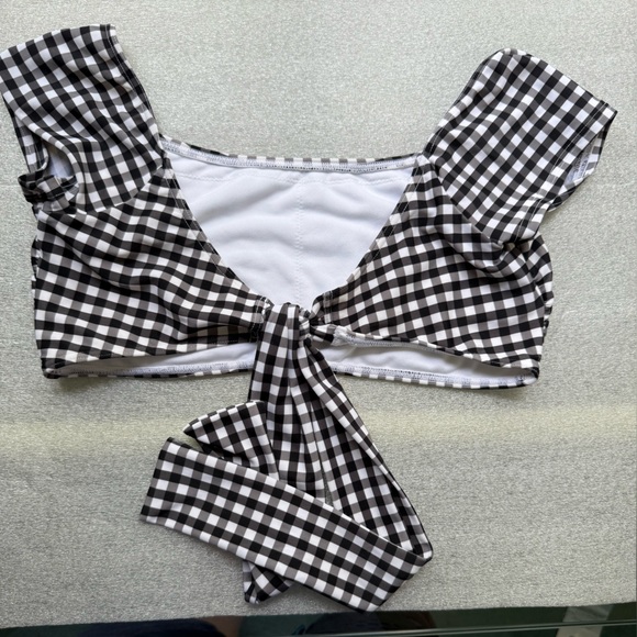 1x$10 or 2x$15 Bundle! Black and White Checkered Women's Crop Top, ties in back - Picture 1 of 7